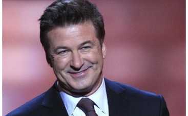 Суд запретил преследовательнице Алека Болдуина приближаться к нему