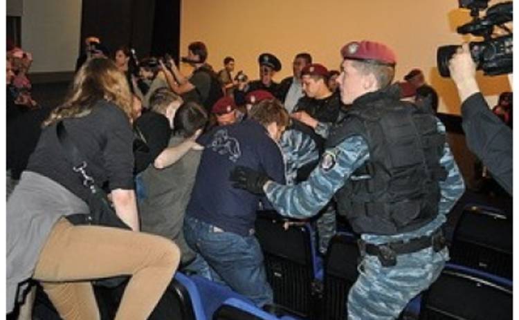 В Киеве пытались сорвать показ фильма Матч, задержаны около 30 националистов