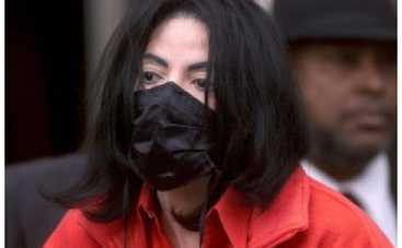 Маску Майкла Джексона продадут за 50 тысяч долларов