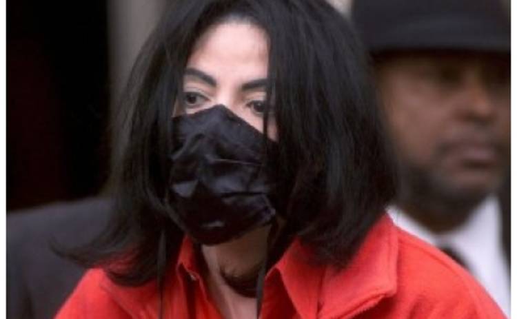 Маску Майкла Джексона продадут за 50 тысяч долларов