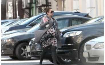 Беременная Анфиса Чехова вышла на прогулку с питомцем