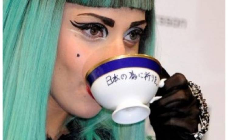 Чашку cо следами от помады Lady Gaga продали за 74750 $
