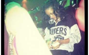 Рианна зажигала в клубе со стриптизершами