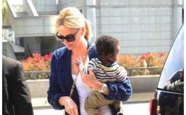 Шарлиз Терон впервые показала сына