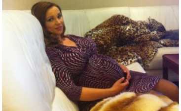 Анфиса Чехова показала округлившийся животик