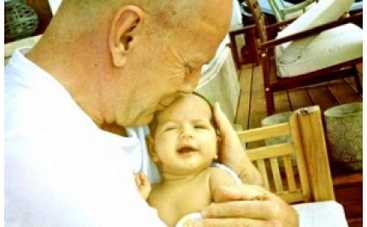 Брюс Уиллис показал новорожденную дочь