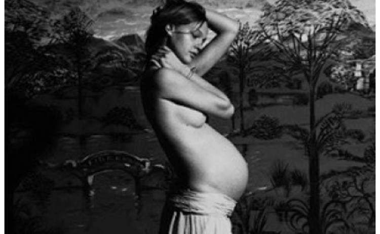 Беременная модель Саша Пивоварова показала откровенное фото