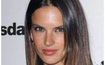 Алессандра Амбросио разместила первое фото новорожденного сына