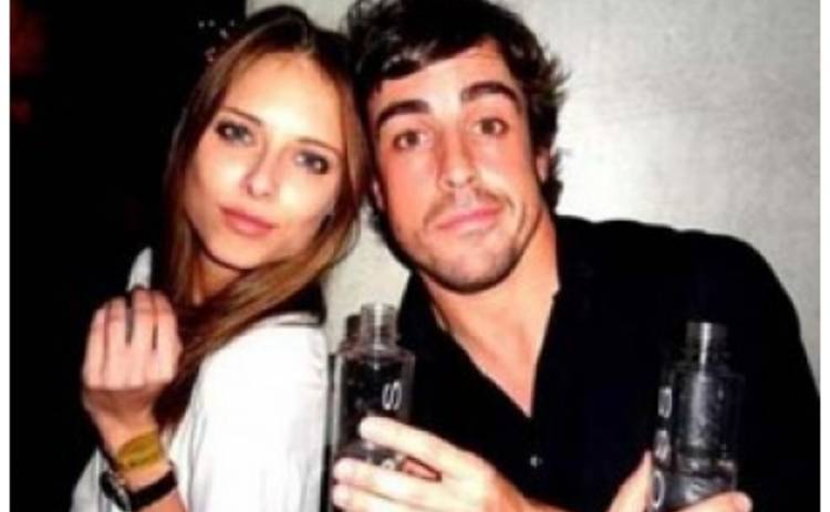 Звезда Формулы 1 соблазнил российскую модель