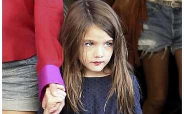 Дочка Кэти Холмс начала пользоваться косметикой в 6 лет