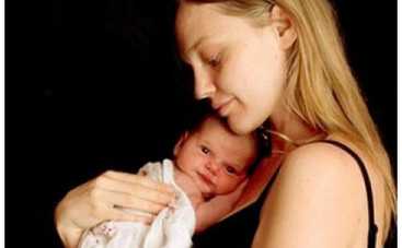 Саша Пивоварова показала новорожденную дочь