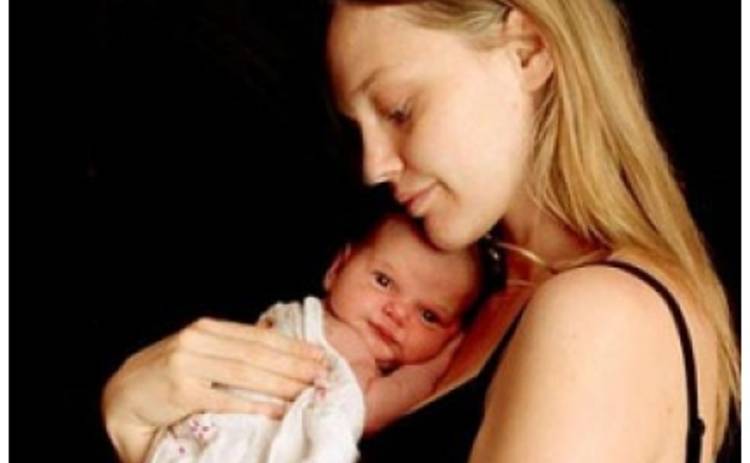 Саша Пивоварова показала новорожденную дочь