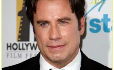 Жена бросила Джона Траволту, которого запечатлили в женском наряде