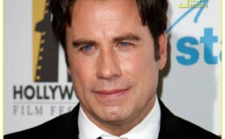 Жена бросила Джона Траволту, которого запечатлили в женском наряде