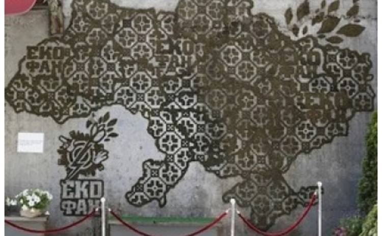 В Киеве презентовали эко-граффити из мха в форме карты Украины
