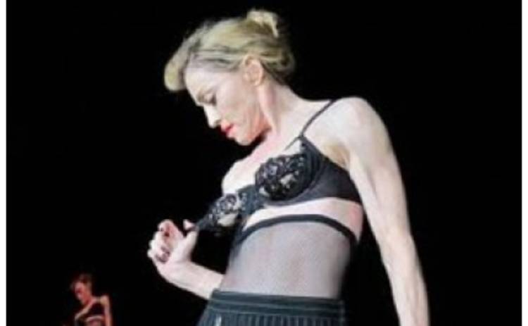 53-летняя Мадонна во время концерта показала грудь