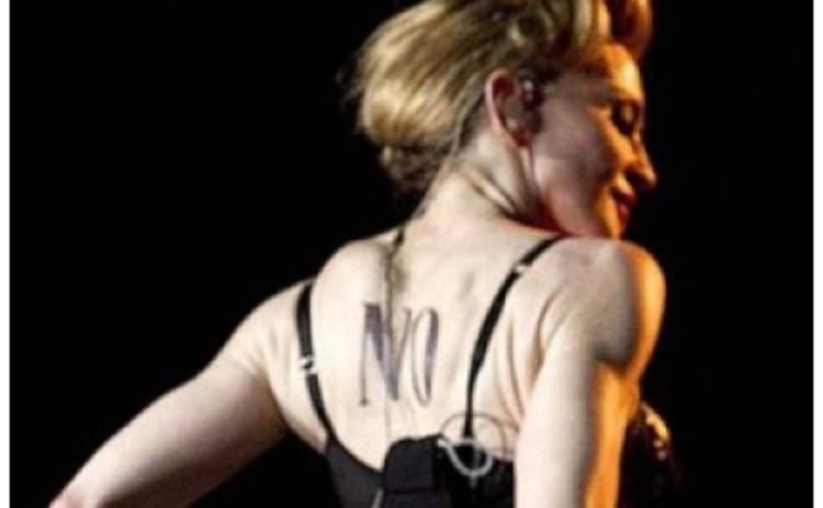 Мадонна показала итальянским фанатам зад
