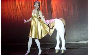 Ксения Собчак вышла на сцену премии "Серебряная калоша" в костюме лошади