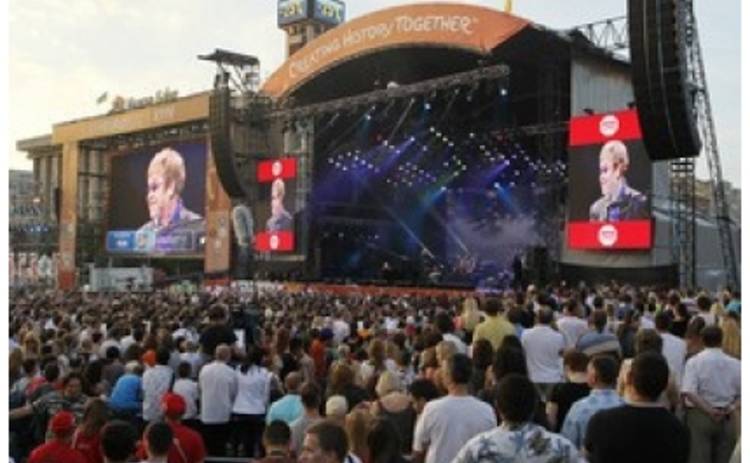 Концерт Элтона Джона и Queen на Майдане собрал более 250 тысяч зрителей