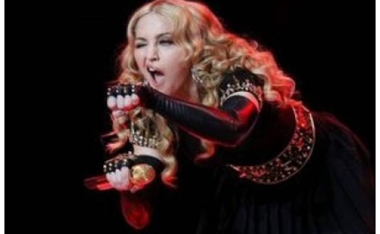 Франция: правые подают в суд на Мадонну из-за свастики
