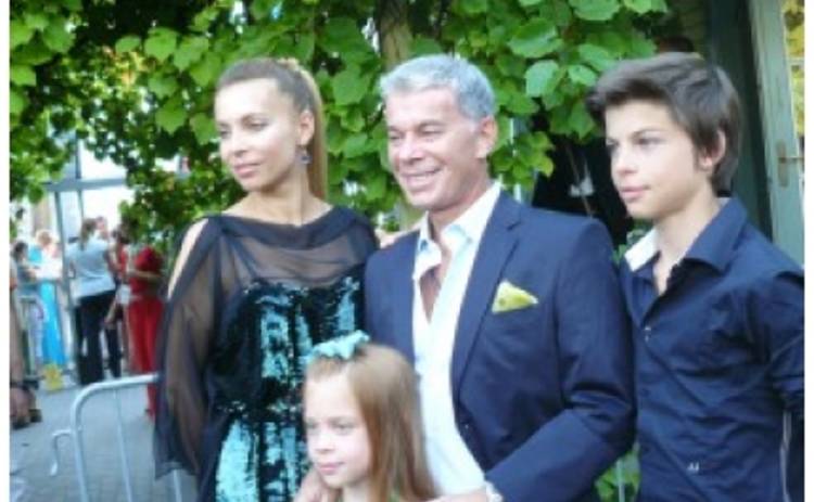 Новая волна 2012: Олег Газманов вышел в свет со своей семьей