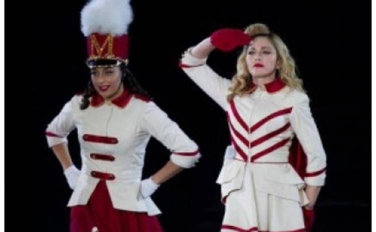 Мадонна в Киеве: Как поп-королева раздевалась и ругалась на сцене