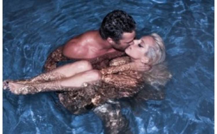Lady GaGa голышом развлекалась в бассейне с парнем