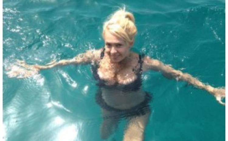 Снимок беременной Рудковской в купальнике попал в Сеть