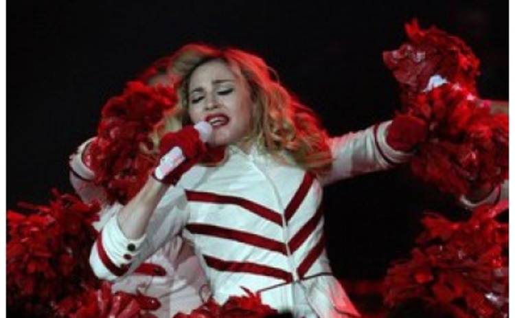 Мадонна на концерте в Петербурге поддержала российских гомосексуалистов