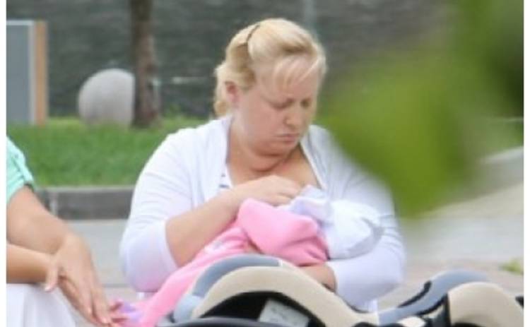 Люба из Интернов кормит дочь грудью прямо в парке