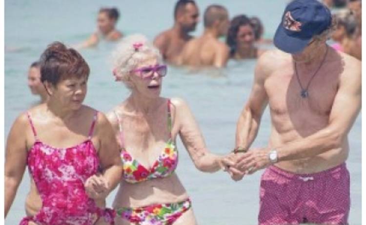 86-летняя герцогиня Альба пришла на пляж в бикини