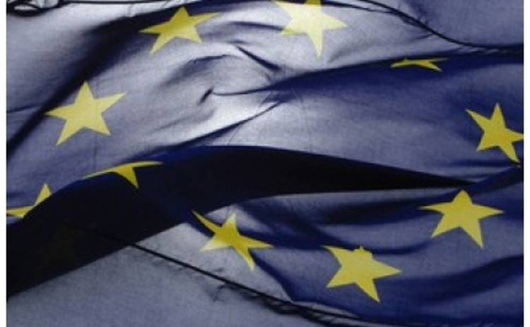 В Лондоне iPhone и флаг ЕС заложили в памятную капсулу в основании Музея дизайна
