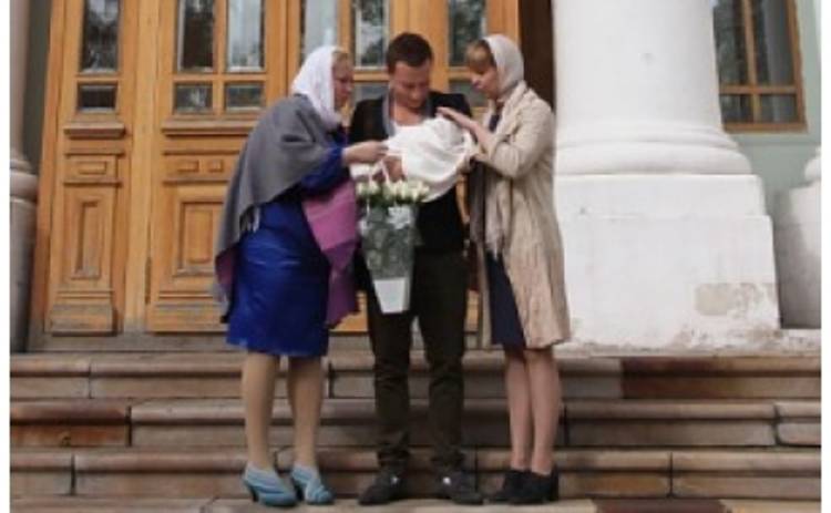 Светлана Пермякова вместе с молодым любовником крестила дочь