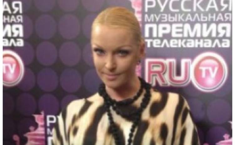 Анастасия Волочкова расстроена: Женщина порвала ей дорогое платье