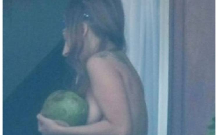 Lady GaGa прикрывает обнаженную грудь экзотическим фруктом