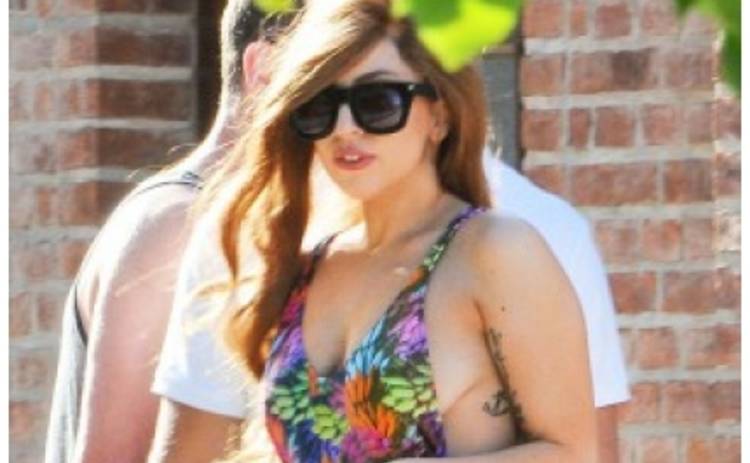 Lady GaGa шокировала нарядом, из которого выглядывала грудь