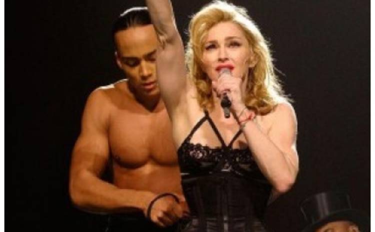 Шокирующее фото Мадонны: Певица надела ультратонкие стринги [ФОТО]