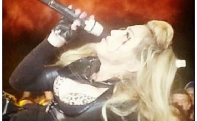 Мадонна упала и разбила лицо на концерте в Колумбии