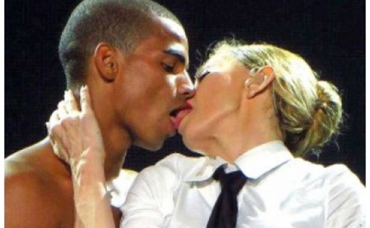 Мадонна страстно поцеловала любовника во время концерта