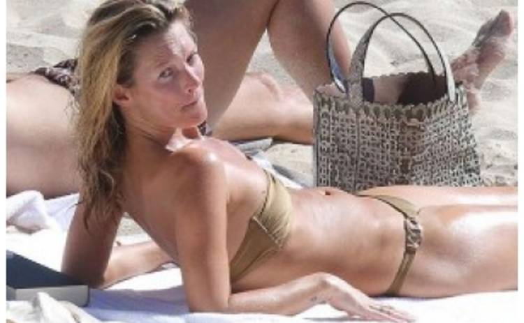 Кейт Мосс отдыхала на пляже в бикини и без макияжа