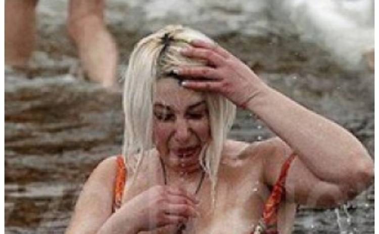 Регионал Анна Герман обнажила грудь во время купания на Крещение