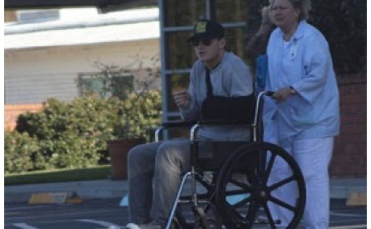 Алексей Воробьев передвигается в инвалидной коляске