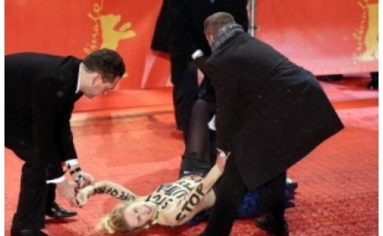 Берлинале: Femen устроили акцию против женского обрезания