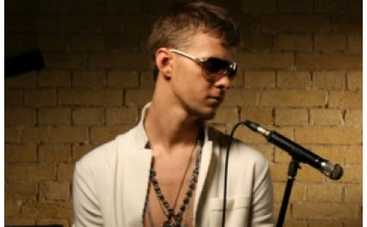 Макс Барских спел для рекламы газировки