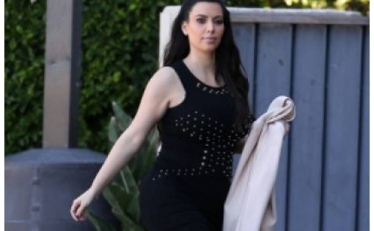 Беременная Ким Кардашян ходит на высоких каблуках
