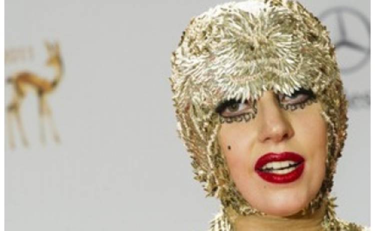 Lady GaGa заказала золотую инвалидную коляску - СМИ
