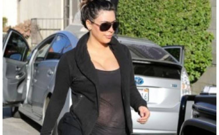 Беременная Ким Кардашян носит прозрачныю кофту