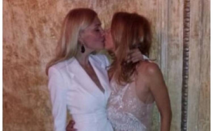 Жена мэра Харькова выложила в Сеть фото своего лейсбийского поцелуя