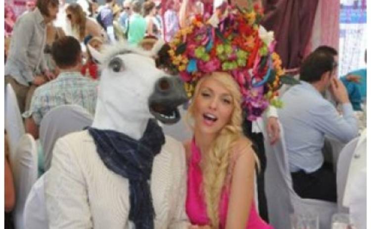 Певица Ольга Полякова пришла на скачки под руку с конем