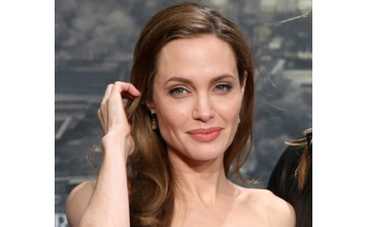 После операции Джоли снимает фильм